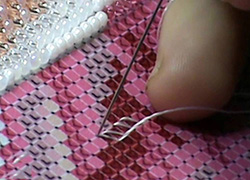Закрепление нити на изнанке при вышивке бисером